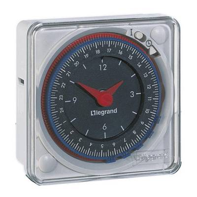 Ein analoger Zeitschaltuhrmechanismus in einem transparenten Gehäuse mit rotem Zeiger, der auf 10 Uhr zeigt.