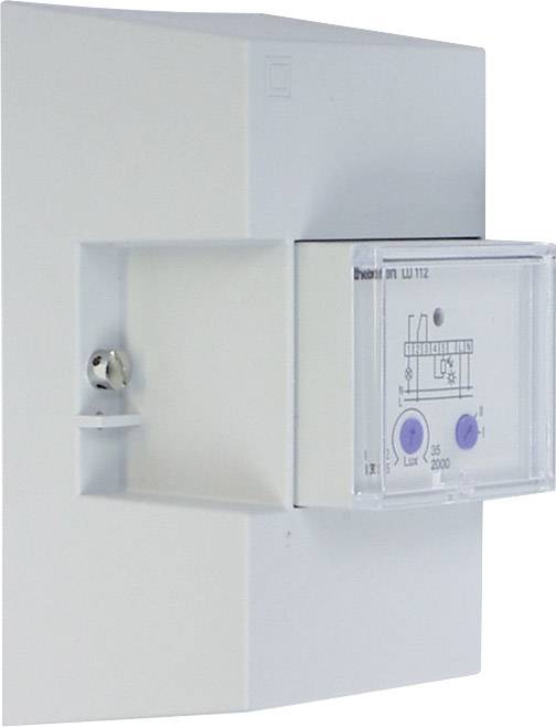 Ein weißes elektrisches Messgerät an der Wand, mit einem transparenten Kasten und zwei blauen Knöpfen. Zeigt ein Diagramm und Messwerte.