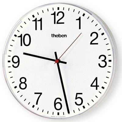 Runde Wanduhr mit schwarzen Ziffern und Zeigern auf weißem Hintergrund. Uhrzeit zeigt 8:22. Aufschrift: 'theben'.