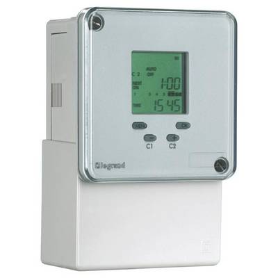 Elektronische Zeitschaltuhr mit digitalem Display zeigt Uhrzeit 15:45. Funktionen: Menü, C1, C2, Auto/Manuell-Schaltung.