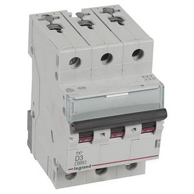 Ein dreipoliger Schutzschalter mit der Aufschrift 'D3', verwendet zur Steuerung elektrischer Stromkreise.
