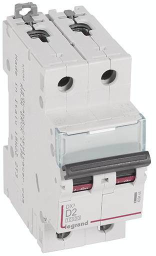 Ein zweipoliger Sicherungsautomat der Marke Legrand, Modell DX3, Typ D2, mit Kippschalter und Anschlussklemmen, zur Stromkreisunterbrechung.