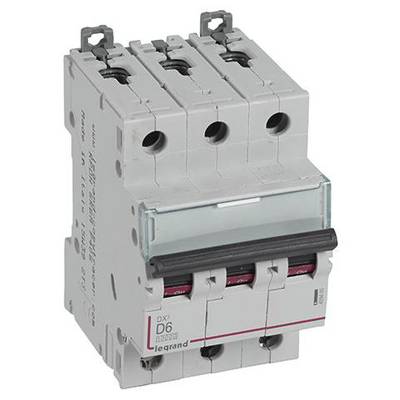 Ein dreipoliger Leistungsschalter der Marke Legrand, Modell D6, grau und schwarz, für elektrische Schutzschaltungen in Verteilerkästen.