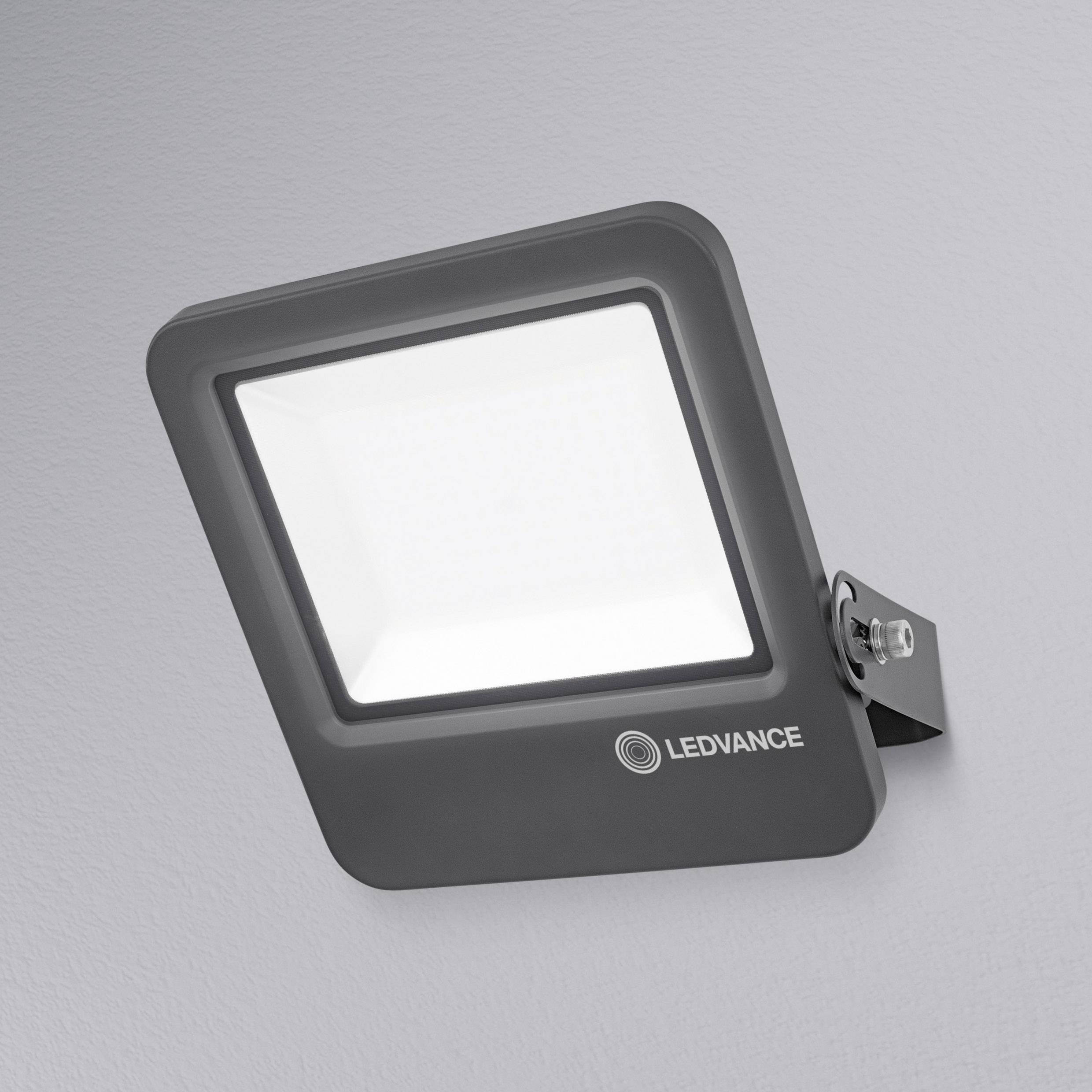 Ein rechteckiger LED-Fluter mit dunklem Rahmen, montiert an der Wand. Die Marke 'Ledvance' ist auf dem Rahmen gut sichtbar.