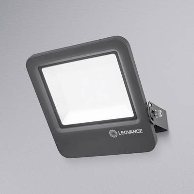 Ein rechteckiger LED-Fluter mit dunklem Rahmen, montiert an der Wand. Die Marke 'Ledvance' ist auf dem Rahmen gut sichtbar.