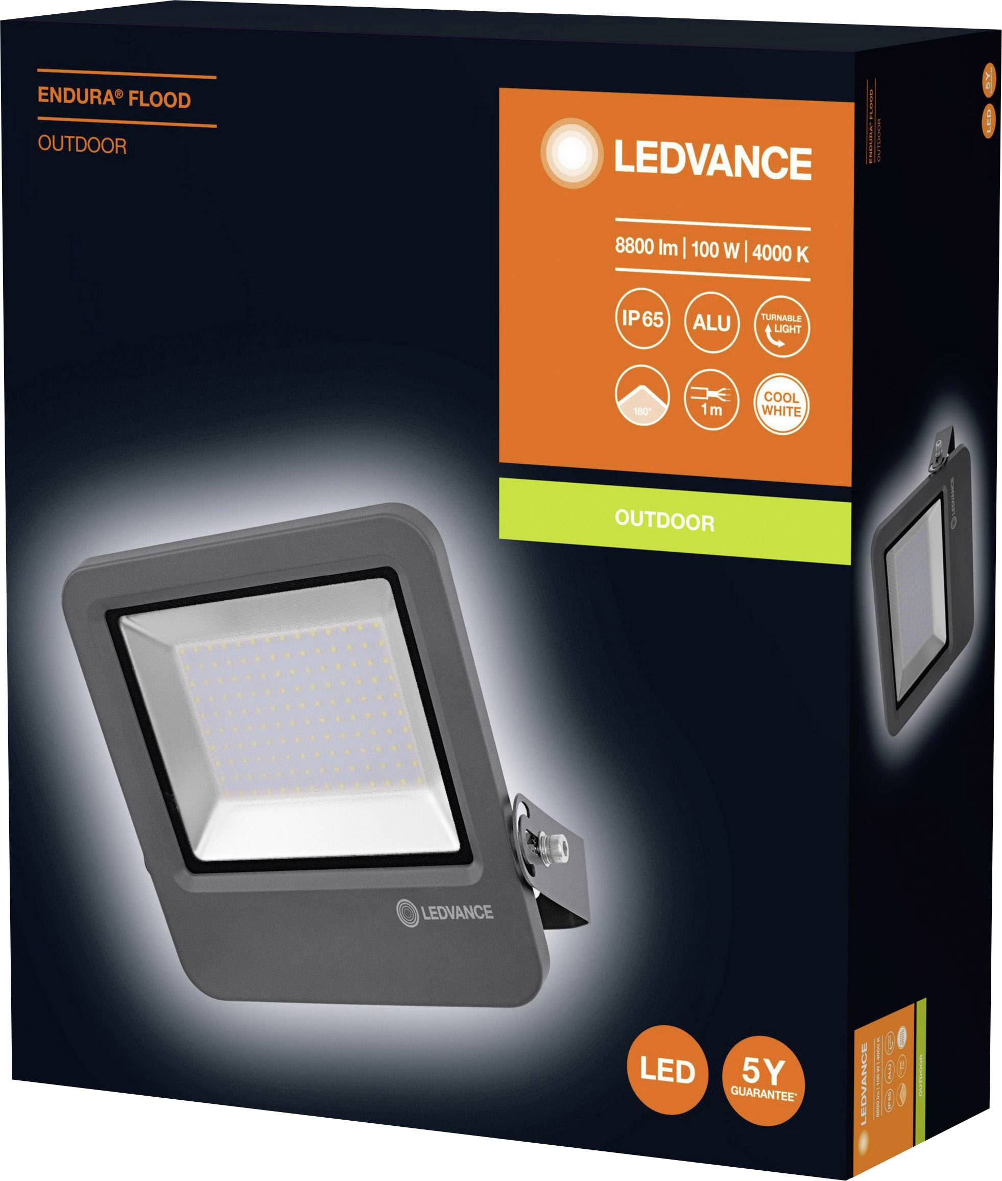 Eine LED-Leuchte der Marke LEDVANCE, Modell Endura Flood 8800 lm, 100 W, 4000 K, geeignet für den Außenbereich, auf schwarzem Hintergrund.