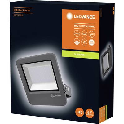 Eine LED-Leuchte der Marke LEDVANCE, Modell Endura Flood 8800 lm, 100 W, 4000 K, geeignet für den Außenbereich, auf schwarzem Hintergrund.