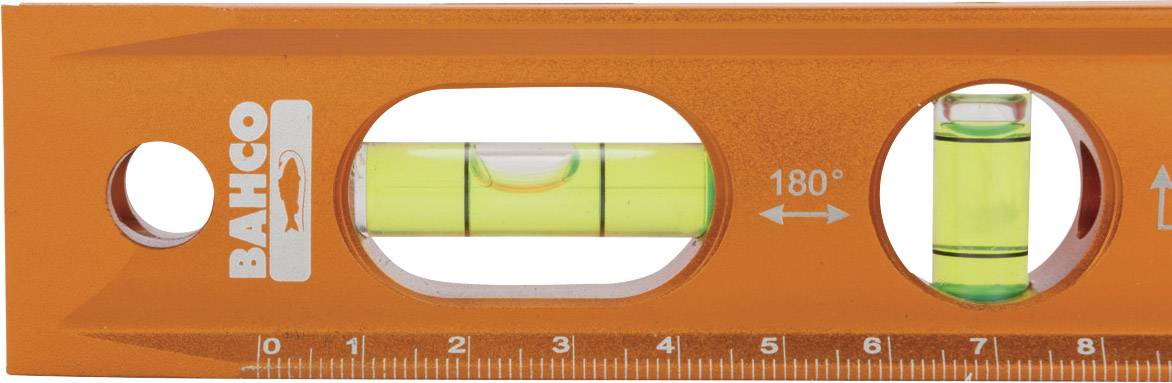 'Orangene Wasserwaage mit Logodruck und Linealskala. Zwei Libellen zur Horizontal- und Vertikalausrichtung sind sichtbar.'