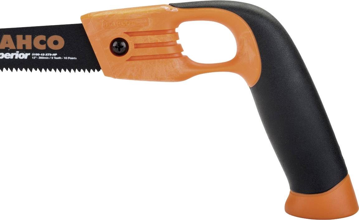 Nahaufnahme eines orange-schwarzen Griffes einer Säge, die auf halber Länge abgeschnitten ist.