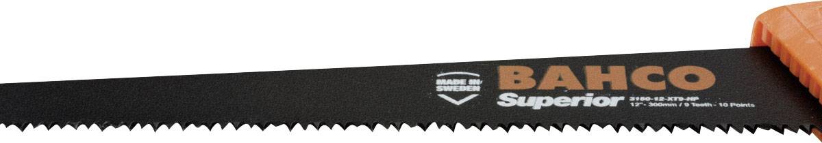 Eine Handsäge mit schwarzem Sägeblatt und orangefarbenem Griff, auf dem 'BAHCO Superior' steht, hergestellt in Schweden.