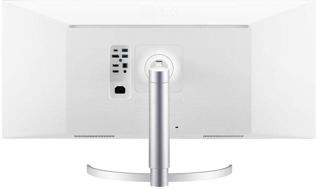 Rückseite eines weißen Monitors mit mehreren Anschlussmöglichkeiten, darunter HDMI, USB und Stromanschluss. Monitor auf einem silbernen Standfuß.