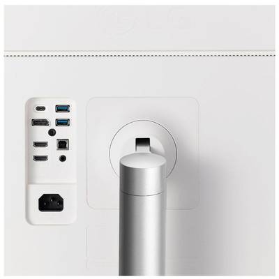 Rückseite eines Monitors mit mehreren Anschlüssen: HDMI, DisplayPort, USB und Stromkabelanschluss. Montierte Standhalterung in der Mitte.