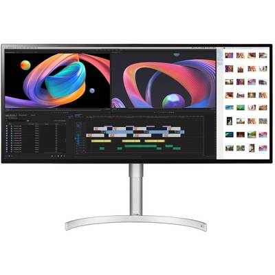 Ein großer UltraWide-Monitor zeigt ein offenes Videobearbeitungsprogramm mit einem bunten 3D-Bild und einer bearbeiteten Zeitleiste.