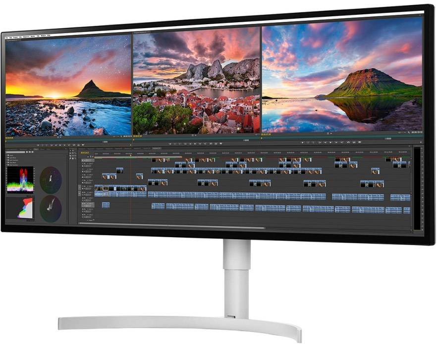 Ein UltraWide-Monitor zeigt eine Videoschnittsoftware mit drei Video-Vorschaufenstern oben und einer Zeitleiste unten.