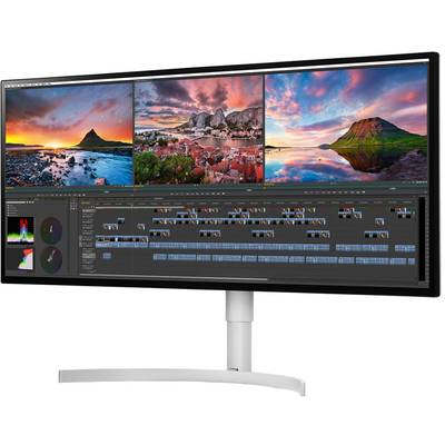 Ein UltraWide-Monitor zeigt eine Videoschnittsoftware mit drei Video-Vorschaufenstern oben und einer Zeitleiste unten.
