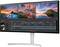 Ein UltraWide-Monitor zeigt eine Videoschnittsoftware mit drei Video-Vorschaufenstern oben und einer Zeitleiste unten.