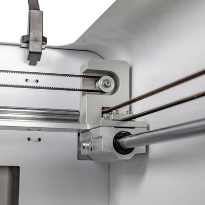 Ein 3D-Druckermechanismus mit Zahnrädern und Riemen. Sichtbar sind Spindeln und eine Schiene, die das Druckbett bewegt.