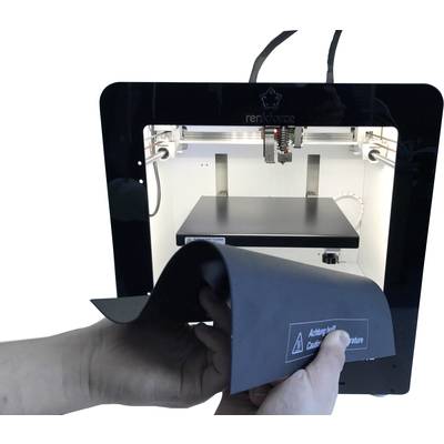 Ein 3D-Drucker druckt ein Objekt aus Kunststoff. Hände halten eine flexible Druckplatte mit einem Sicherheitshinweis.
