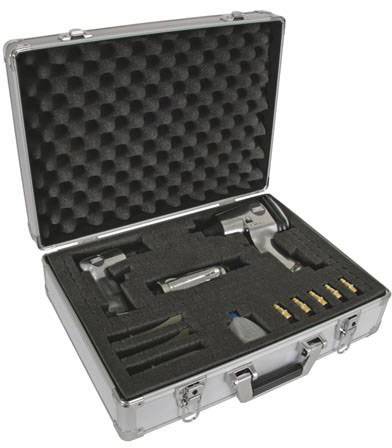 Ein offener Metallkoffer enthält ein Autopflege-Werkzeugset mit einer Poliermaschine, Aufsätzen und Zubehör, sauber in Schaumstoffeinsätzen angeordnet.