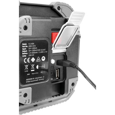LED-Lampe mit USB-Anschluss. Auf der Rückseite technische Informationen wie Modell, Spannung, Hersteller und Ladeanschluss.