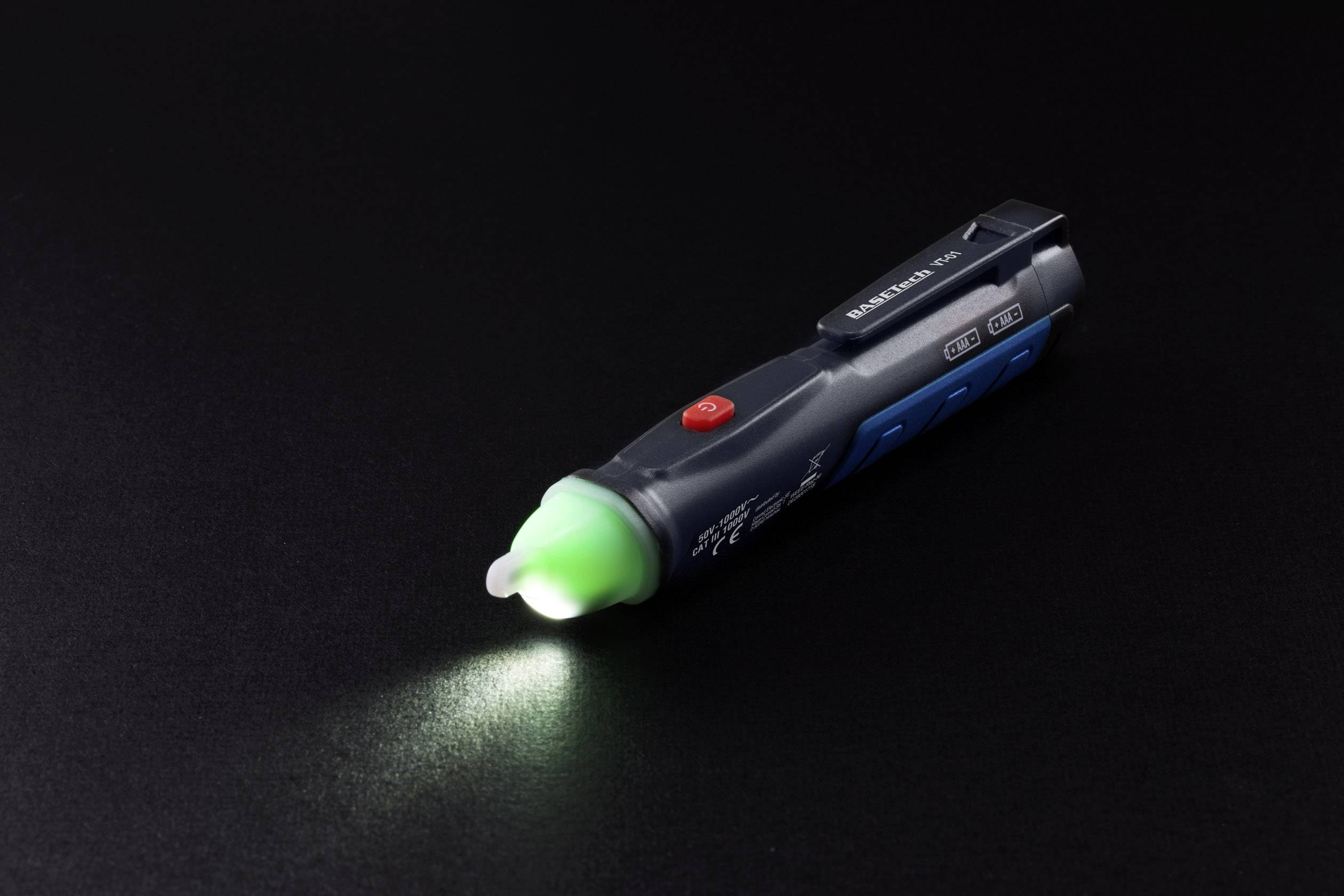 Ein batteriebetriebener Stifthighlighter leuchtet mit grünem Licht auf dunklem Hintergrund.