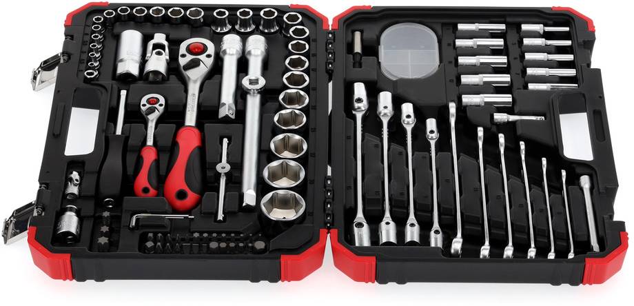 Ein geöffneter Werkzeugkasten mit verschiedenen Steckschlüsseln, Ratschen und Verlängerungen. Alles in einer ordentlichen Anordnung.