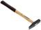 Ein Hammer mit Holzgriff und schwarzem Kopf liegt schräg. Der Griff ist aus hellem Holz, der Kopf hat eine flache und eine spitze Seite.
