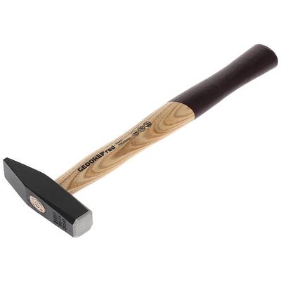 Ein Schlosserhammer mit einem geschwungenen Holzgriff und einem schwarzen, rechteckigen Kopf, geeignet für Metallarbeiten.