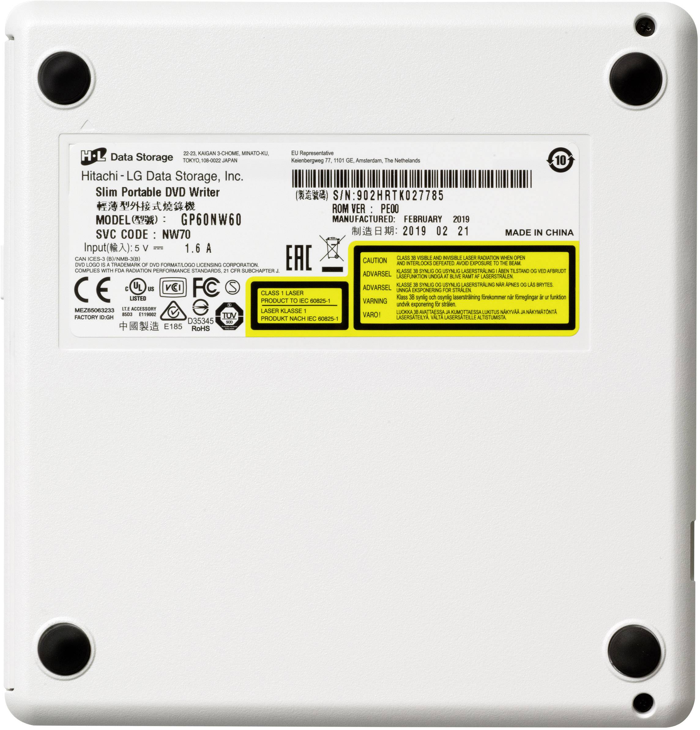 Die Rückseite eines tragbaren DVD-Brenners mit mehreren Warn- und Zulassungsetiketten. Wichtige Informationen zur Modellnummer und Seriennummer sind aufgeführt.