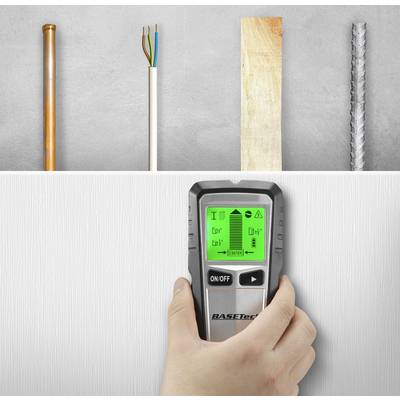 Ein Handscanner zeigt auf einem Display "Eisen" an, während er über eine Wand gehalten wird. Im Hintergrund sind verschiedene Materialien zu sehen.