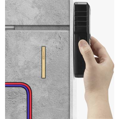 Eine Hand hält ein Gerät an einer Betonwand, neben der sich farbige Kabel und eine Holzlatte befinden.