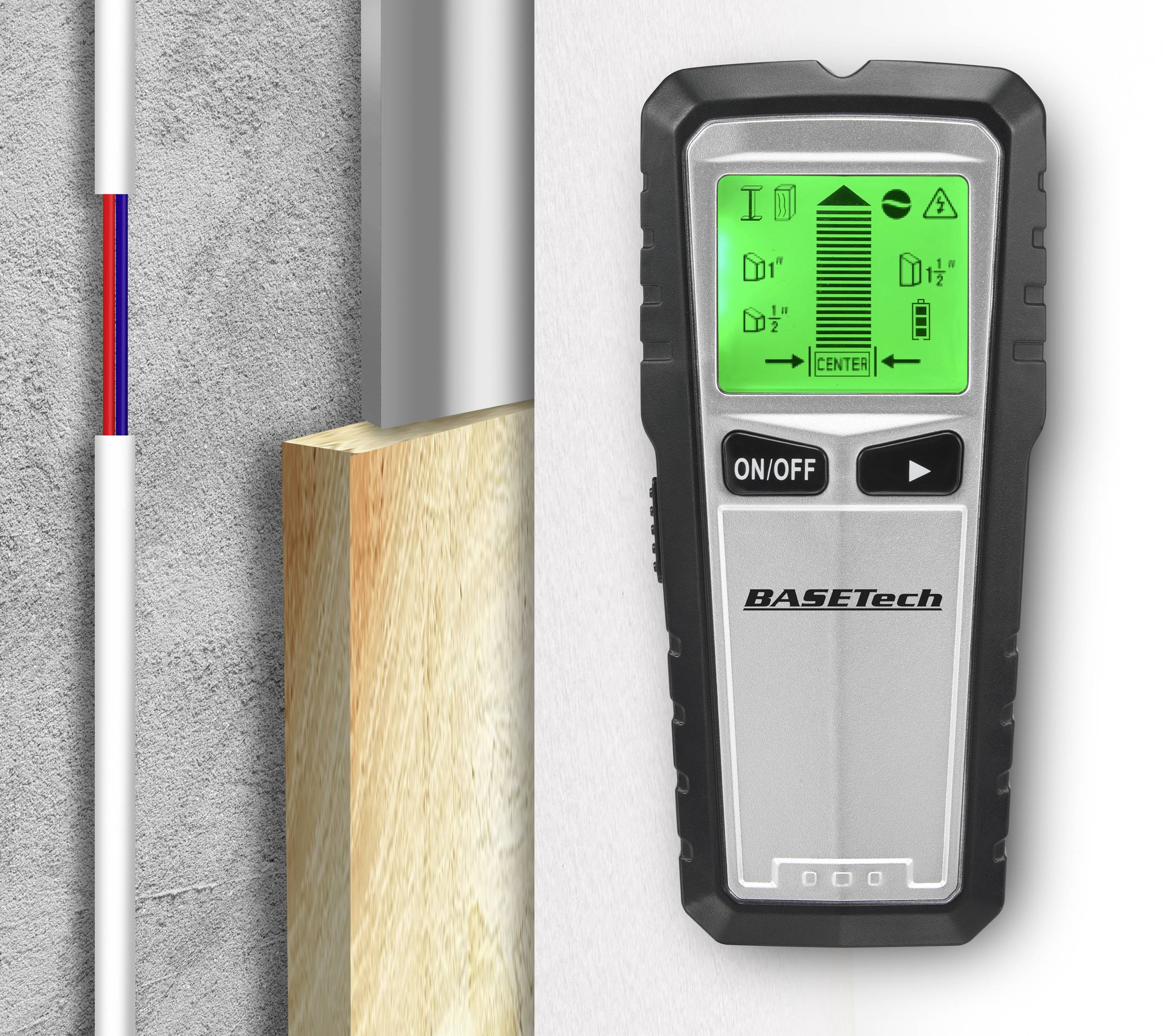 Ein digitales Ortungsgerät zeigt auf einem grünen Bildschirm die Erkennung von Metall, Kabeln und Holz in einer Wand an.