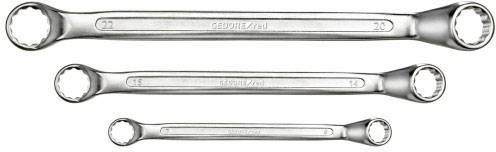 Drei glänzende Ringschlüssel in verschiedenen Größen liegen parallel zueinander auf einem weißen Hintergrund.