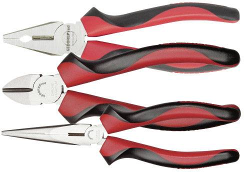 Drei verschiedenartige Handwerkzeuge mit roten und schwarzen Griffen: eine Kombinationszange, eine Seitenschneider und eine Spitzzange.