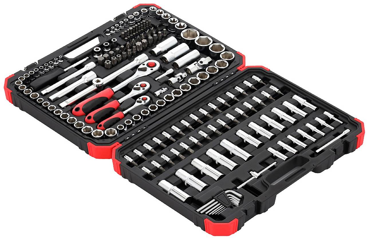 Ein offener Werkzeugkoffer mit verschiedenen Schraubenschlüsseln und Steckschlüsseln, geordnet in Fächern für einfache Nutzung.