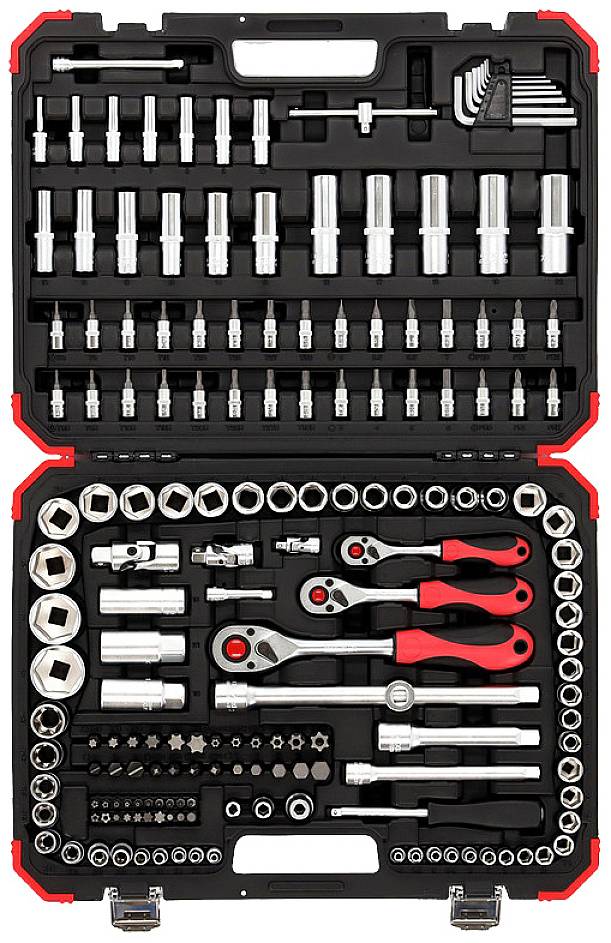 Ein geöffneter Werkzeugkoffer mit verschiedenen Steckschlüsseln, Ratschen und Innensechskantschlüsseln, ordentlich angeordnet.