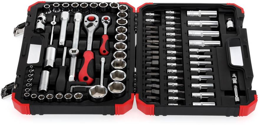 Ein offener Werkzeugkoffer mit verschiedenen Steckschlüsseln, Ratschen und Zubehör, organisiert in geformten Halterungen.