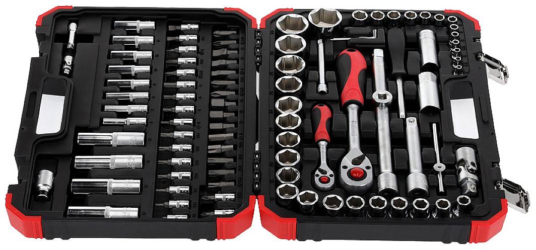 Ein offener Werkzeugkoffer mit verschiedenen Steckschlüsseln, Verlängerungen und Ratschen in geordneten Fächern.