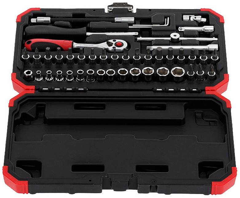 Ein offener Werkzeugkoffer mit einem Sortiment von Stecknüssen, Ratsche, Verlängerungen und Zubehör, die ordentlich angeordnet sind.