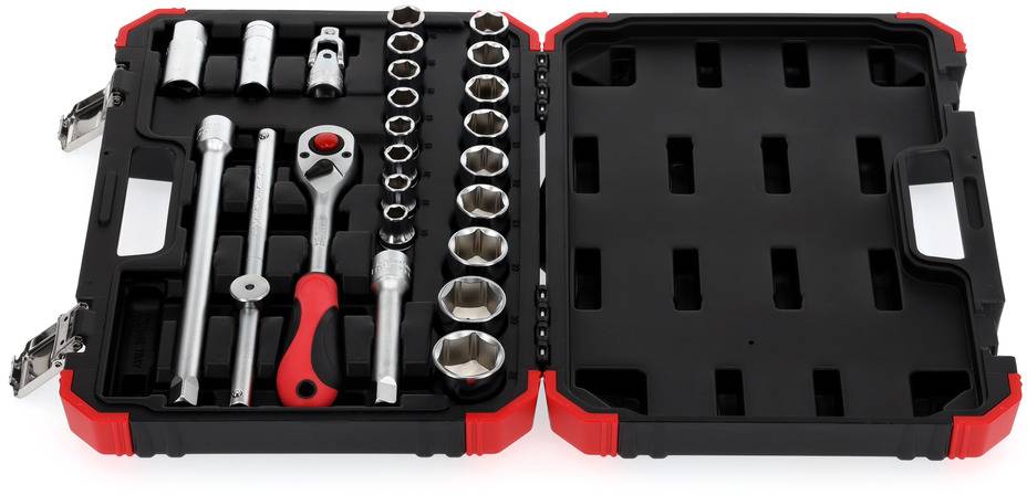 Ein schwarzer Werkzeugkoffer mit rotem Rand enthält verschiedene Steckschlüsseleinsätze, eine Ratsche und Verlängerungen.
