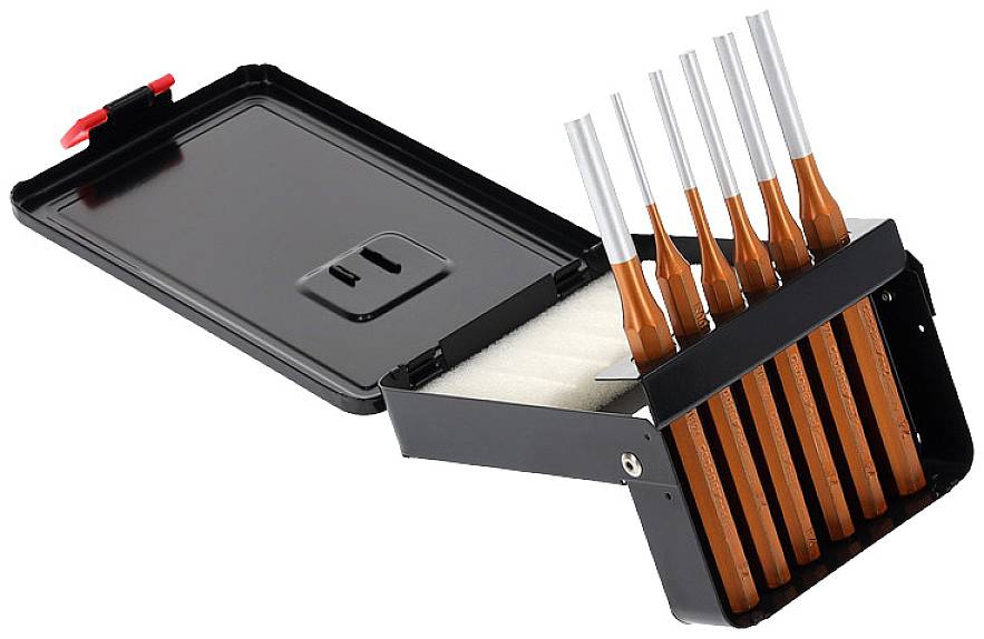 Ein Satz Holzbeitel in verschiedenen Größen in einer offenen schwarzen Metallbox auf weißem Hintergrund.