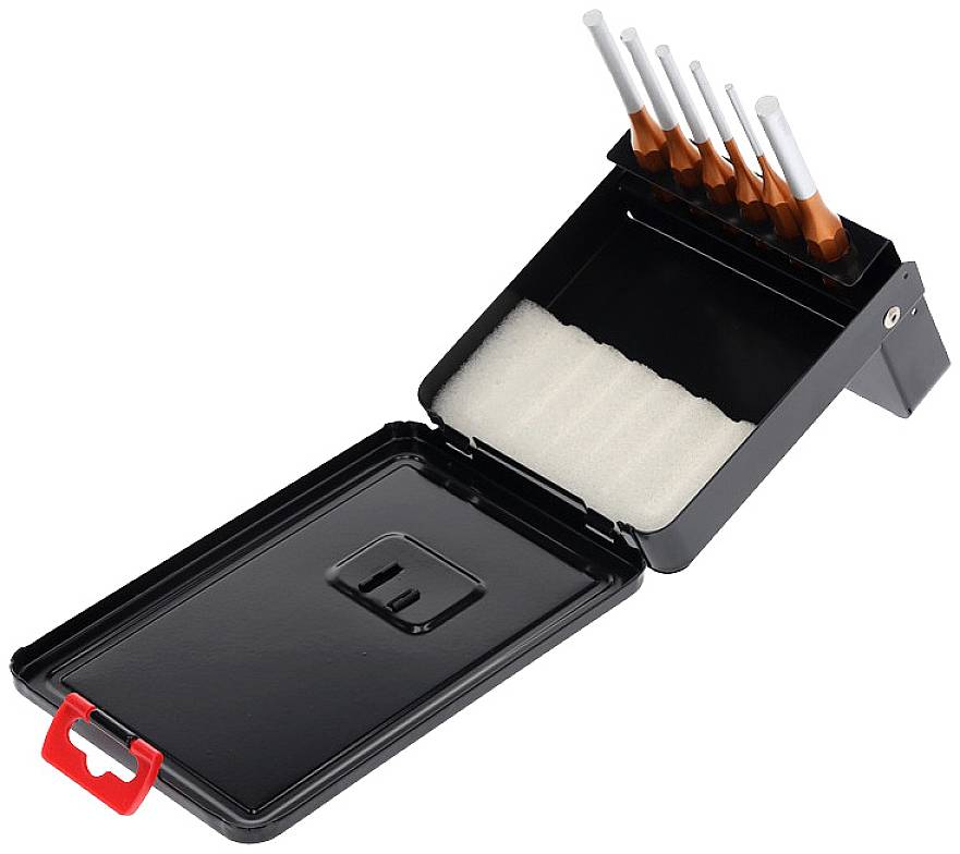 Geöffnete schwarze Box mit mehreren in Schaumstoff steckenden Feinmesswerkzeugen und einem roten Griff.