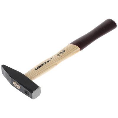 Ein Hammer mit einem Holzgriff und einer metallenen, rechteckigen Schlagfläche liegt horizontal.