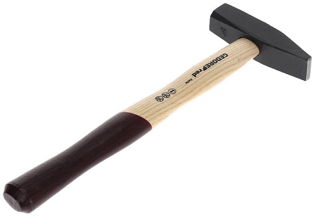 Ein Hammer mit Holzgriff und schwarzem Kopf, leicht schräg positioniert.
