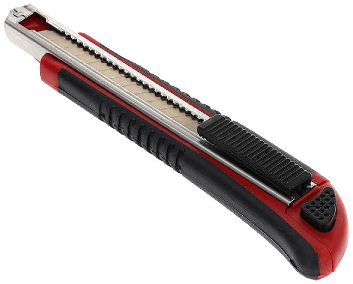 Rotes und schwarzes Teppichmesser mit einziehbarer Klinge auf weißem Hintergrund.