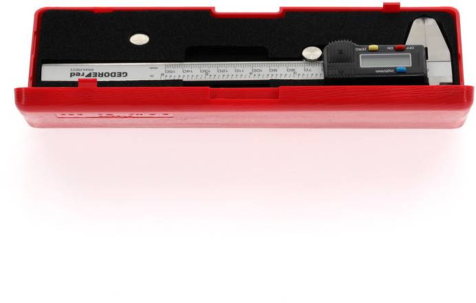 Ein digitaler Messschieber in einer roten Box. Das Display zeigt Null; geeignet für präzise Längenmessungen.