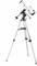 Ein weißes Teleskop mit schwarzem Stativ und Höhenverstellung, geeignet für astronomische Beobachtungen.