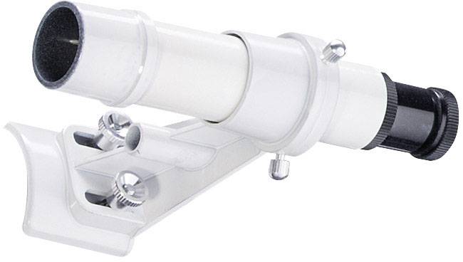 Ein kleines, weißes Teleskop mit schwarzem Okular auf einem verstellbaren Ständer, geeignet für den Gebrauch bei Hobby-Astronomie.