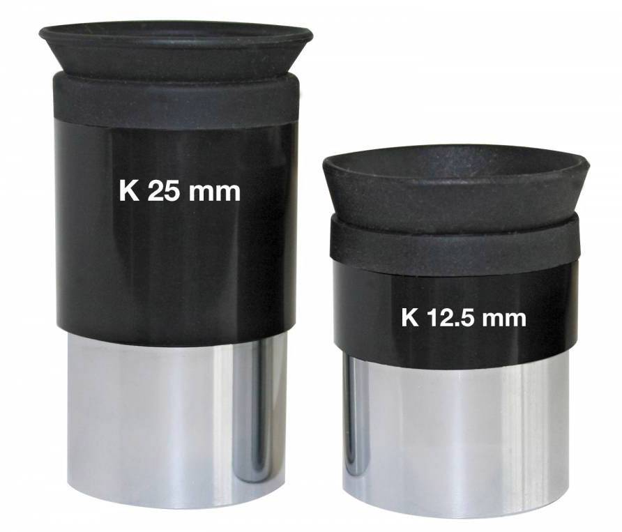 Zwei schwarze und silberne Okulare mit Beschriftungen 'K 25 mm' und 'K 12.5 mm'.