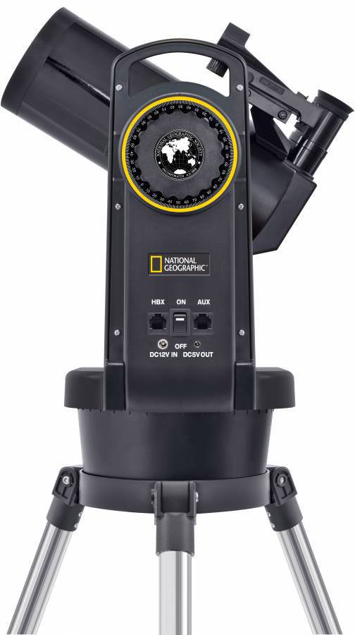 Schwarzes Teleskop mit Stativ, markiert mit einem gelben Rand um die Steuerungseinheit. Markenlogo und diverse Anschlüsse sichtbar.